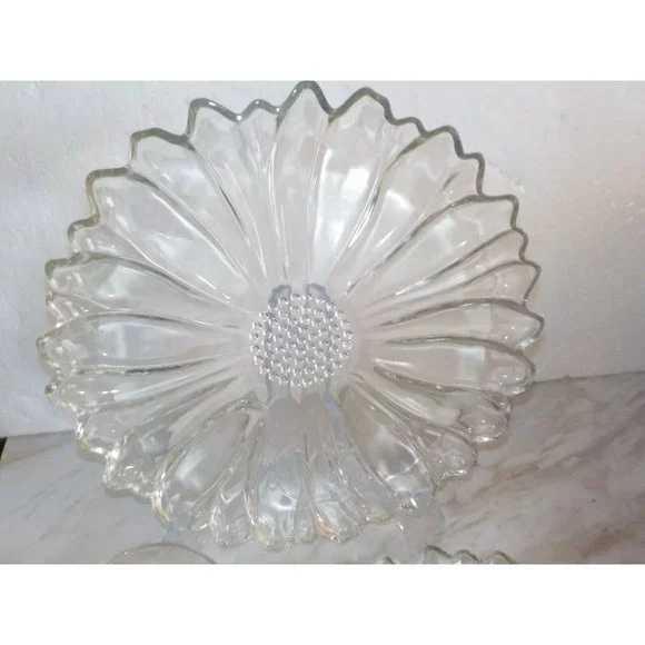 VTG 4 Pc Luncheon Plates & Teacups Clear Glass Scalloped 10" Diameter - Picture 3 of 6